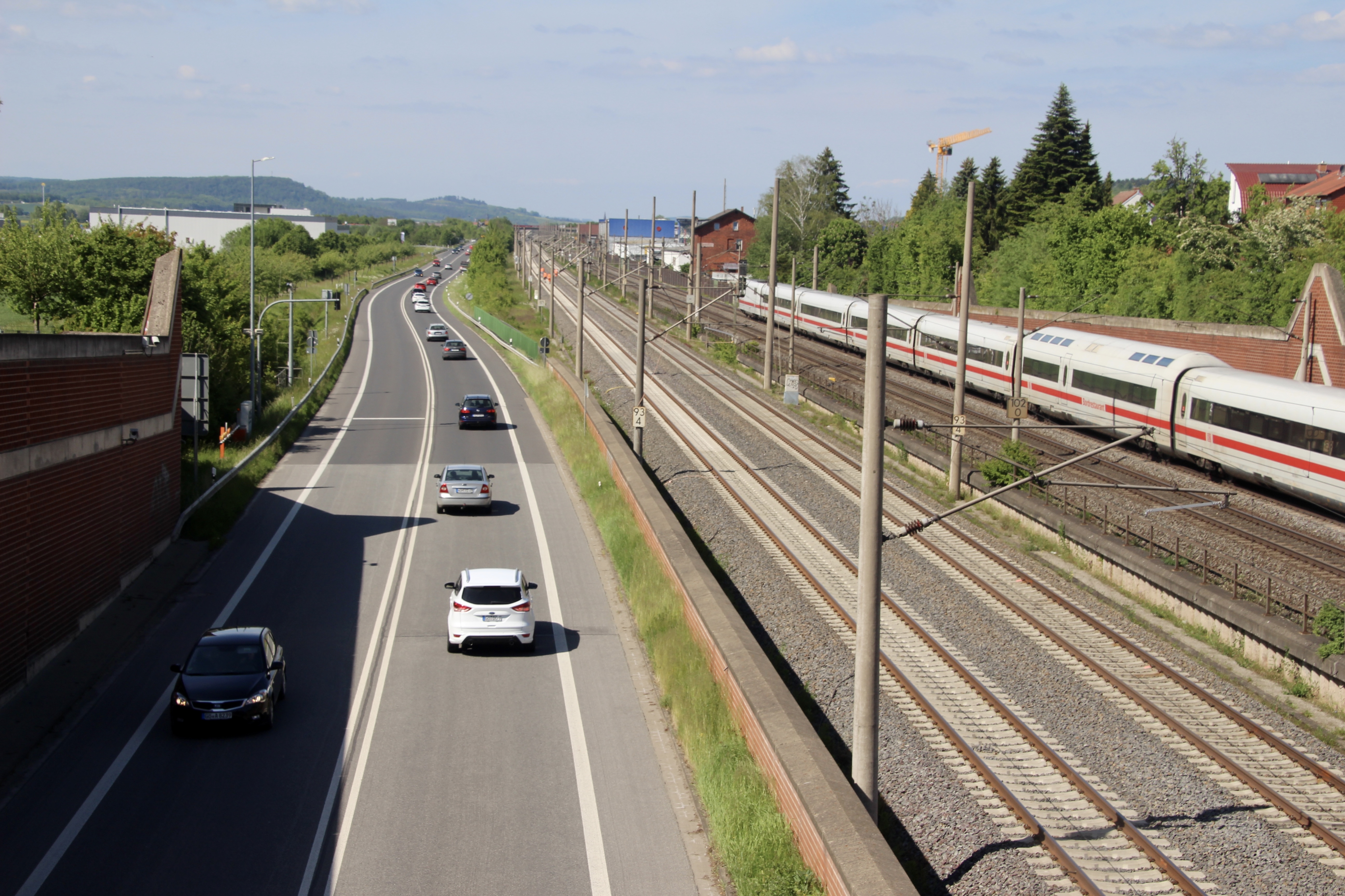 Blick vom Bovender Deckel auf B3 und ICE-Strecke